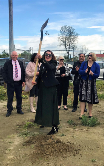 Mayor shovel cropped